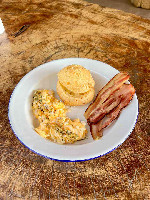 Pão de Queijo com Ovos Mexidos e Bacon