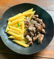 Penne na manteiga com filet em cubos