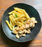 Penne na manteiga com frango em cubos