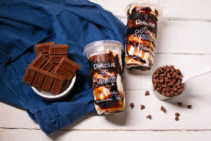 Sorvete Top Sundae - Delicius - Baunilha com calda de chocolate - Almoço