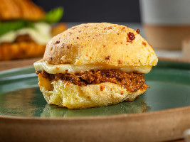 Pão De Queijo com Carne Desfiada