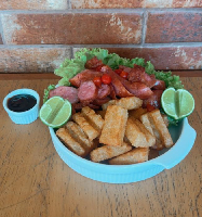 Linguiça premiada com mandioca frita