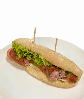 Ciabatta com linguiça mineira, muçarela, alface e tomate