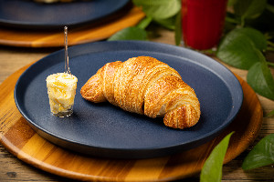Croissant acompanha manteiga