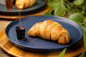 Croissant com geleia de jabuticaba