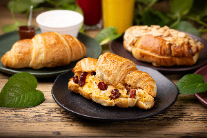 Croissant com ovos mexidos e bacon