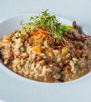 RISOTO DE FILE COM ALHO PORO BRASEADO