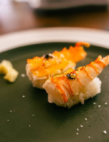 NIGUIRI DE LAGOSTIM MACARICADO COM FLOR DE SAL