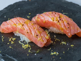 NIGUIRI DE SALMAO SELADO