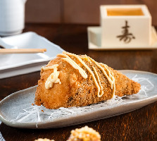 TEMAKI AKA COM SALMAO EMPANADO