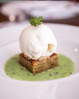 BROWNIE DE CHOCOLATE BRANCO E PISTACHE