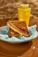 Misto Quente (Ham and Cheese Toastie / Tostada de  Jamón y Queso)