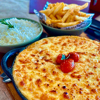 FRANGO À PARMEGIANA COM ARROZ E FRITAS