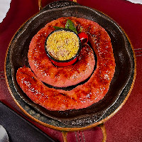 LINGUIÇA, MANDIOCA COZIDA, ARROZ, FAROFA DE OVOS E VINAGRETE COMPARTILHAR