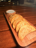 MINI PASTÉIS DE QUEIJO COM TOMATE SECO