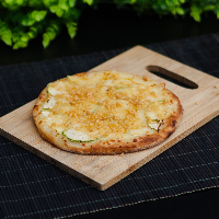 ESFIHA ABOBRINHA, MUSSARELA, PARMESÃO E ALHO FRITO