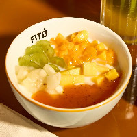 Frutinhas do Dia e Iogurte (Fresh Fruit of the Day and Yogurt / Fruta Fresca del Día y Yogur)