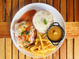 QUINTA - Aparmegiana de frango com fritas