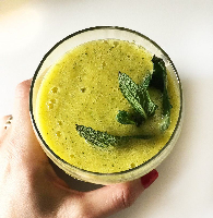 Suco de abacaxi com hortelã