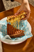 Queijo Quente com Cebola Caramelizada (Grilled Cheese Sandwich with Caramelized Onion / Tostada de Queso con Cebolla Caramelizada)