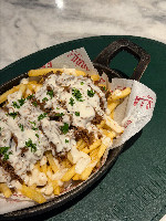 FRITAS COM COSTELA DEFUMADA E MOLHO DA CASA