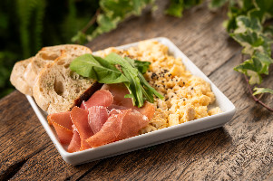 Ovos mexidos com Presunto Parma