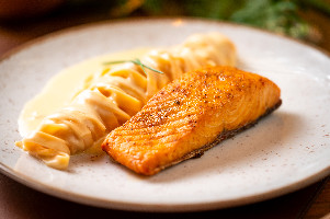 Salmão com fetuccine e batata baroa