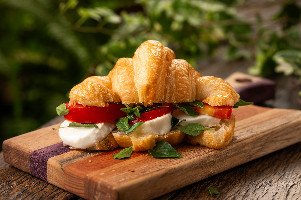 Sanduiche de Croissant Caprese