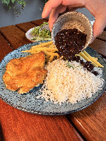 SOBRECOXA GRELHADA COM ARROZ, FEIJÃO E FRITAS