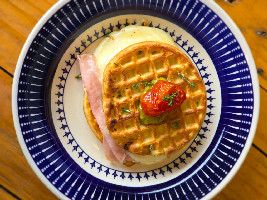 Sanduíche de waffle de pão de queijo