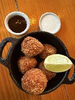 Bolinho de Linguiça Artesanal com Muçarela