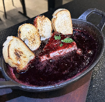 QUEIJO BRIE C/ GELEIA DE FRUTAS VERMELHAS