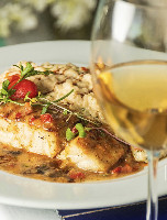 PESCADA GRELHADA AO MOLHO MEDITERRÂNEO