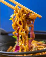 YAKISSOBA DE CAMARÃO