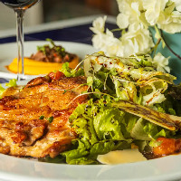 SALADA CAESAR COM SOBRECOXA GRELHADA