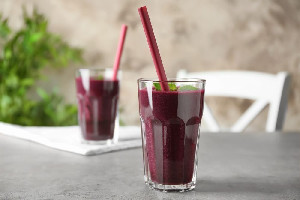 Suco de açaí com frutas tropicais
