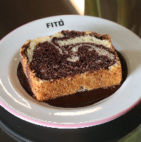 Bolo Mesclado com Calda de Chocolate