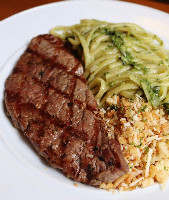 Chuck de angus com linguine na manteiga de ervas