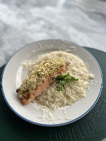 SALMÃO EM CROSTA PISTACHE E RISOTO DE LIMAO SICILIANO