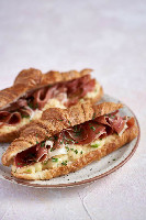 Croissant artesanal amanteigado recheado com queijo creme gorgonzola e presunto parma