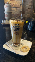 Cappuccino cremoso de caramelo com cacau