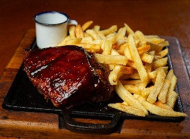 Costelinha com barbecue e fritas