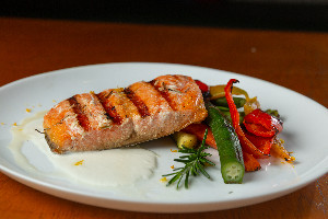 Salmão Ao Molho Siciliano Com Legumes Parrilleiro