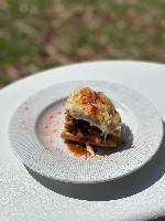 Sanduíche de waffle com frango