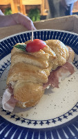 Croissant artesanal amanteigado recheado com queijo creme gorgonzola e presunto parma