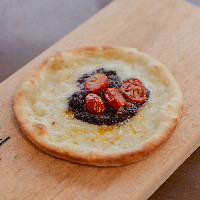 ESFIHA PESTO DE AZEITONA COM MUSSARELA DE BÚFALA