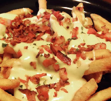 Batatas Fritas Palito com Queijo Muçarela Gratinado e Bacon 🧀🍟
