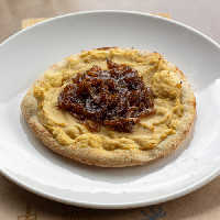 ESFIHA HUMMUS COM CEBOLA CARAMELIZADA 🌱