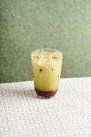 Matcha com geleia de frutas vermelhas