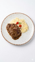 Medalhas de filé mignon ao roti e risoto de queijo